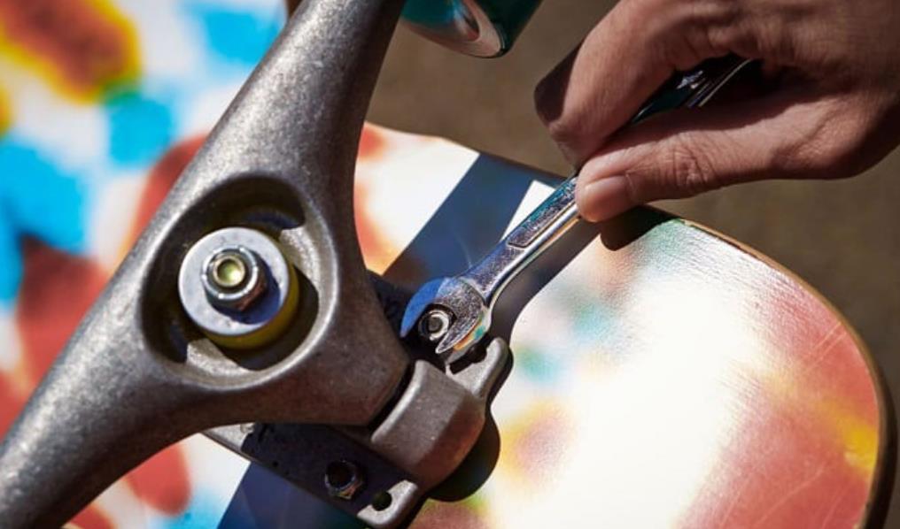 How To Loosen Skateboard Trucks? 4 Easy Steps