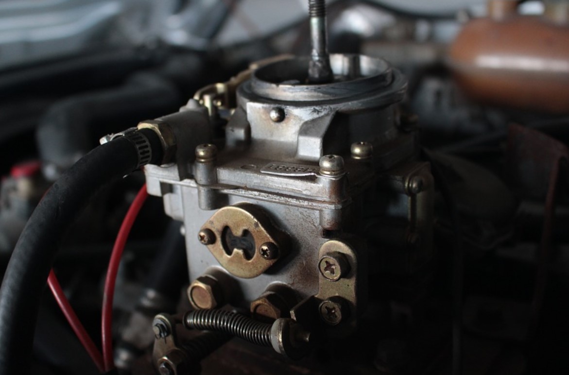 Can You Spray Carburetor Cleaner While Engine Is Running?