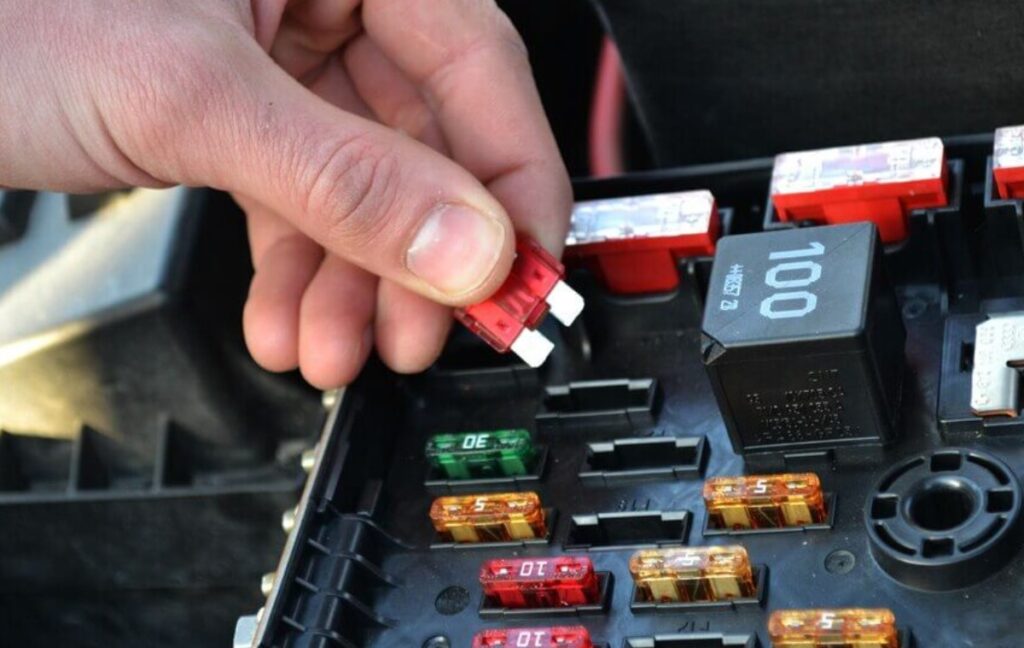 can you reset check engine light by disconnecting battery
