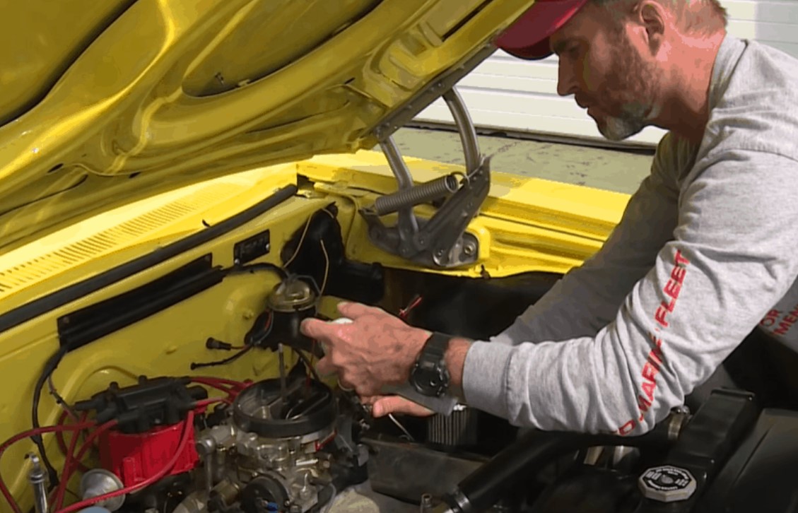 Can You Spray Carburetor Cleaner While Engine Is Running?
