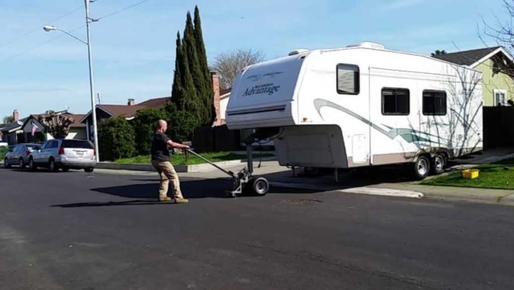 How To Level A 5th Wheel Without A Truck? Explained