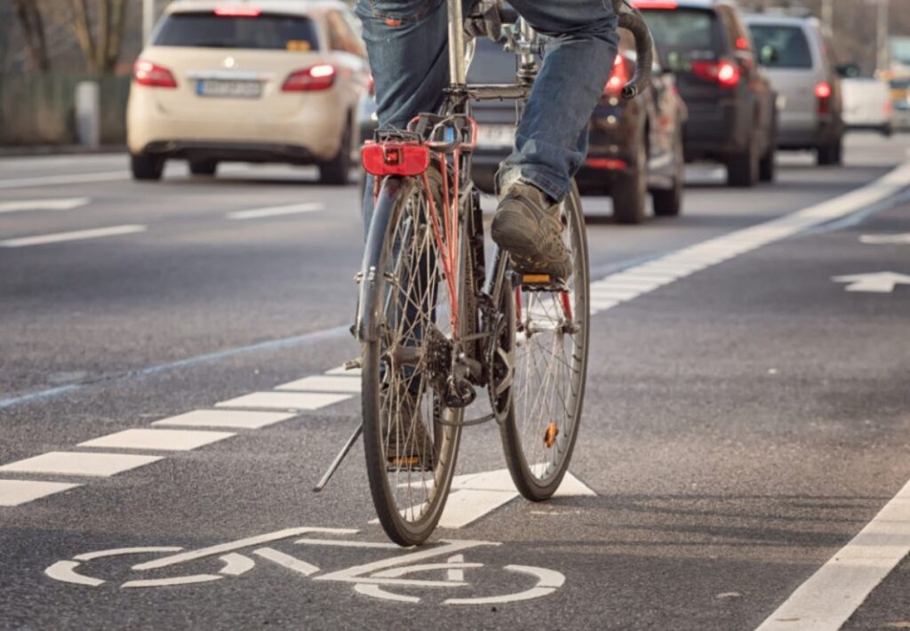 Do bikes have right of way over cars